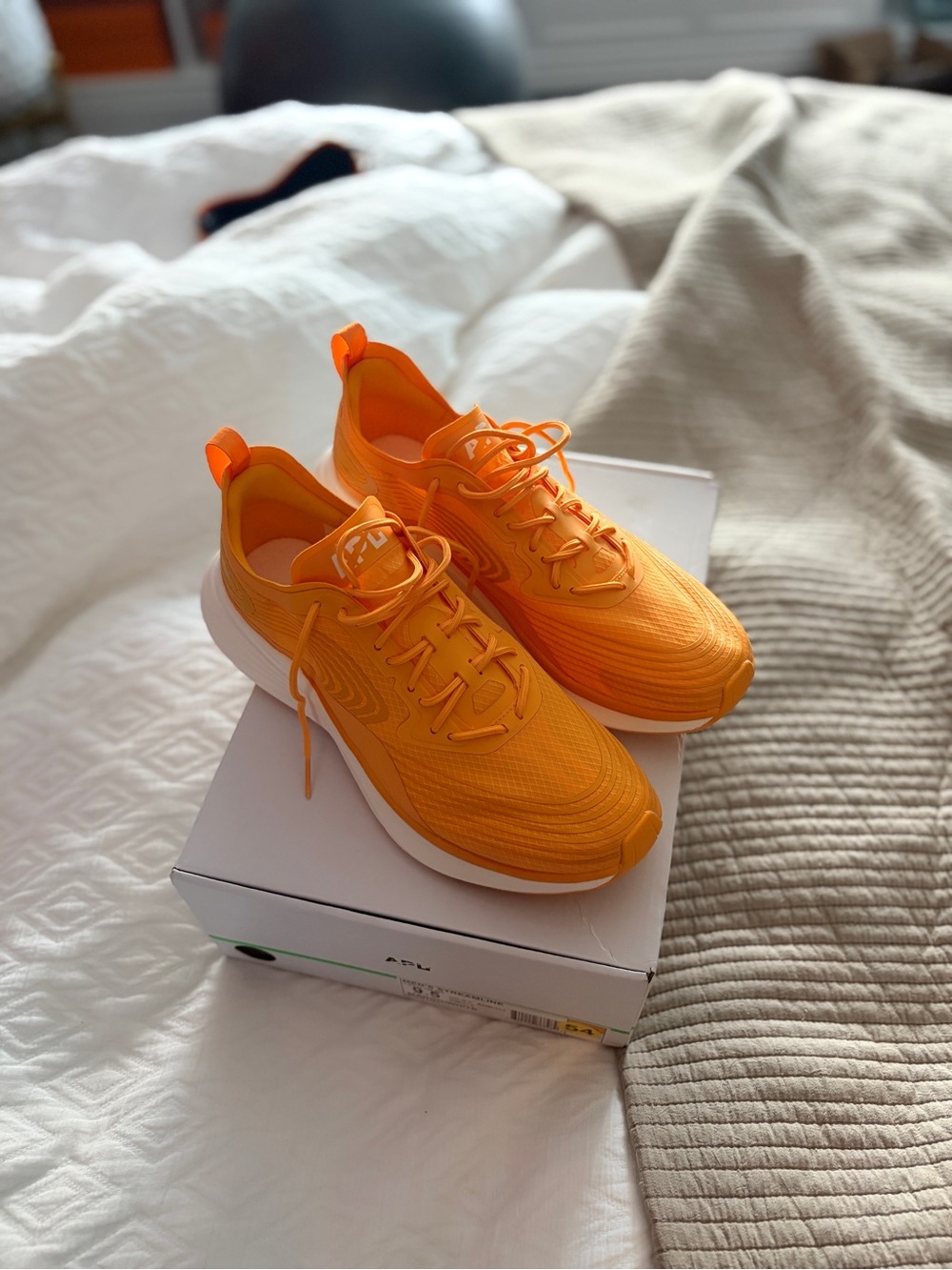 APL 42.5 men’s 9 run small BNWB Mango Orange Color streamline